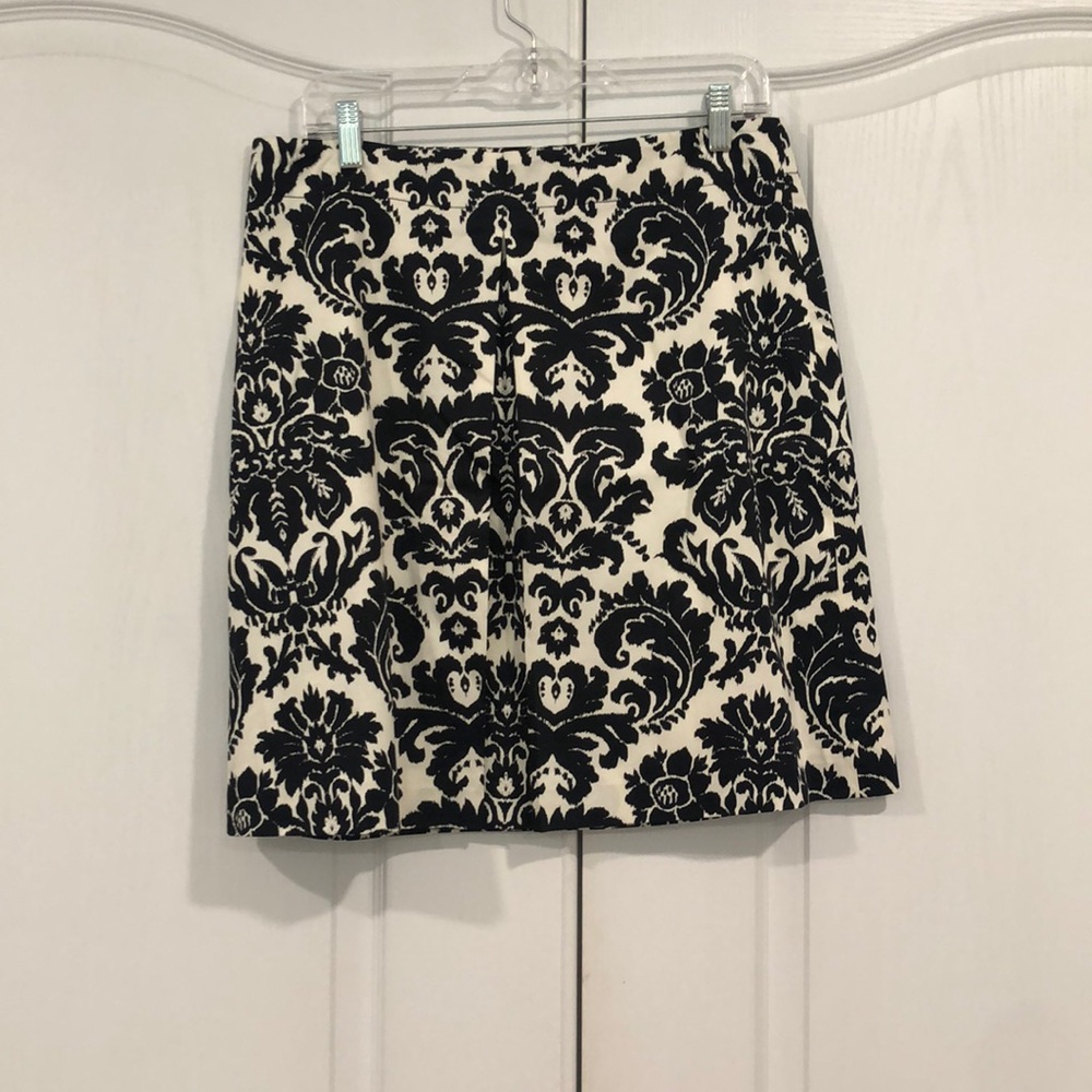 Loft size 8 skirt black and white